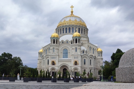  2 день (выездная экскурсия на выбор г. Петергоф или г. Кронштадт, время работы транспорта и гида 7 часов):